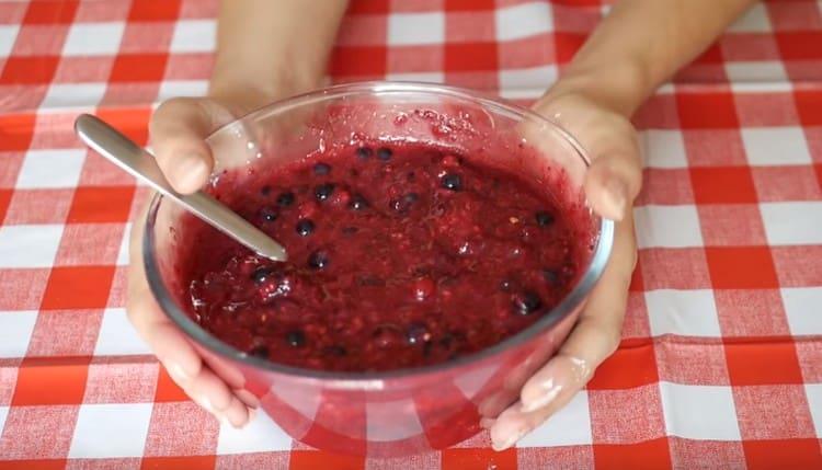 Add sugar, mix, and the filling is ready.