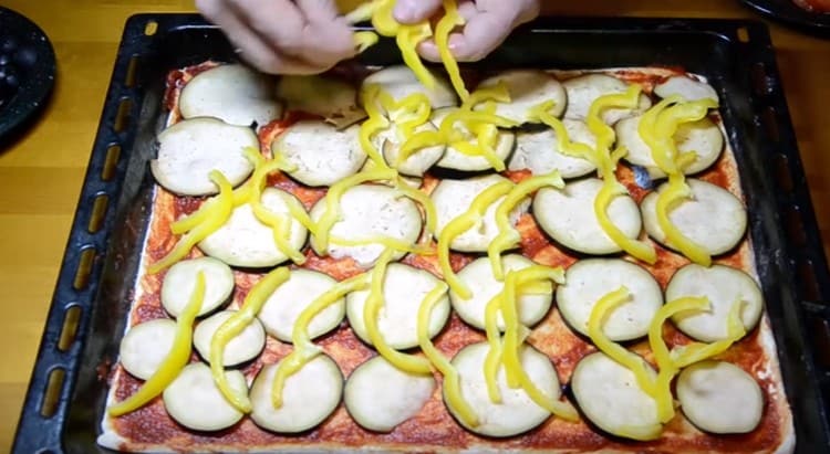 We spread the bell pepper on the eggplant.