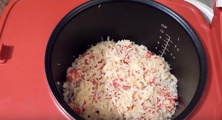 We set the bowl in the slow cooker and wait for the preparation of the dish.