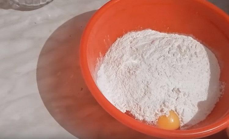 Sift flour to the liquid components.