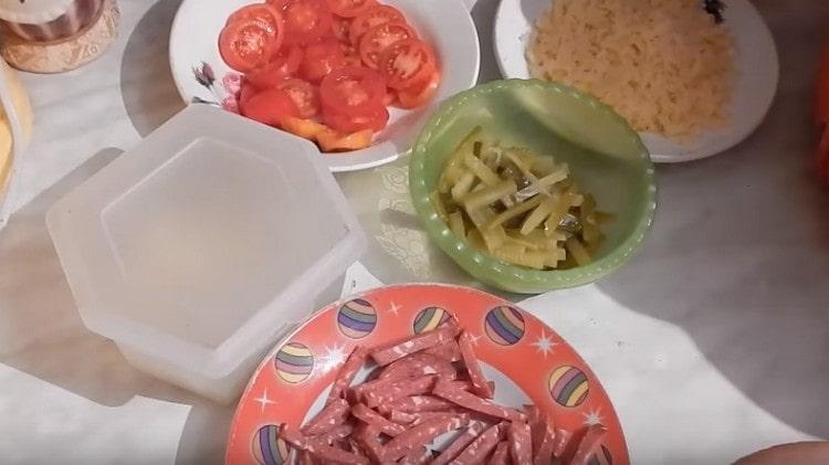 We prepare all the ingredients for the filling.