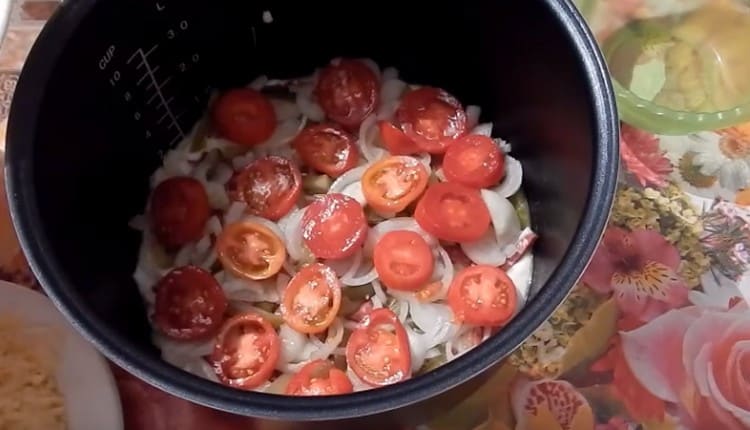 We spread the filling on the dough.