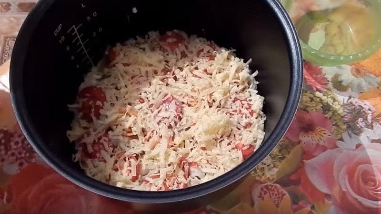 Sprinkle the filling with cheese.