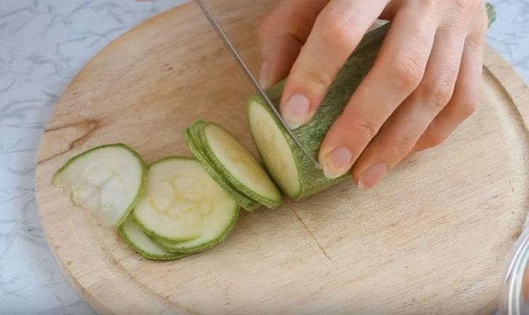 Cut the zucchini into thin slices.