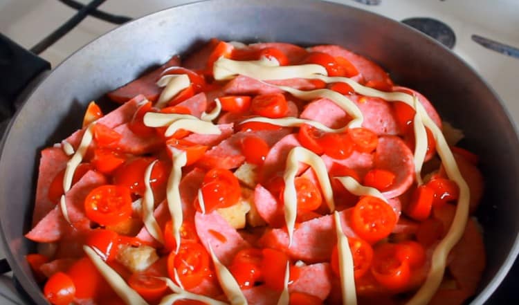 We make a light mesh of mayonnaise.