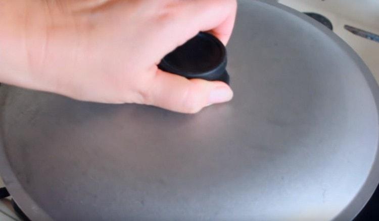 Cover the pan with a lid.