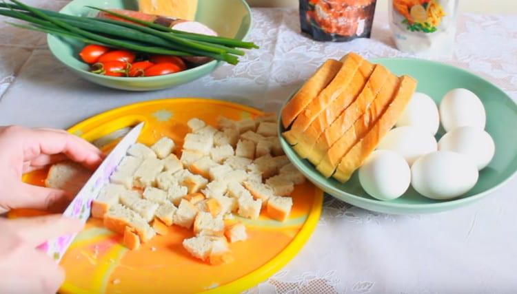 Cut the loaf into a small cube.