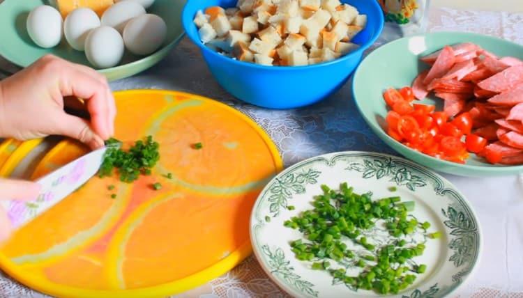 Cut the cherry tomatoes into pieces and chop the green onion.
