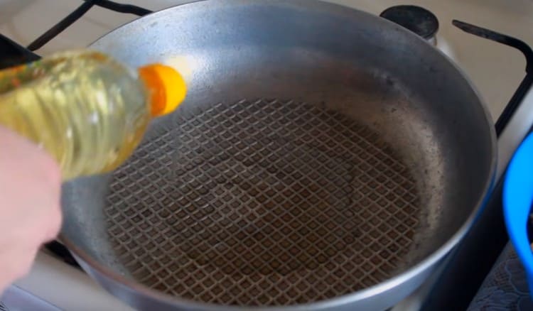 We heat the pan, pour the vegetable oil.