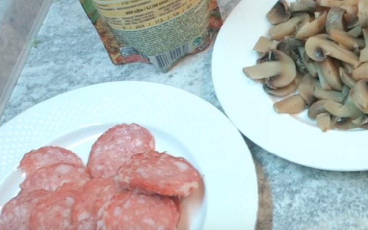 We cut the sausage into thin slices.