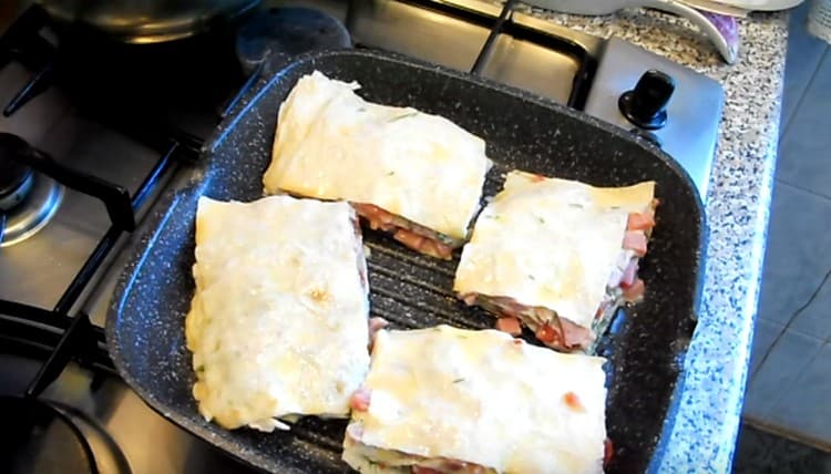 Having dipped slices of improvised pizza in an egg, we spread them in a heated pan.