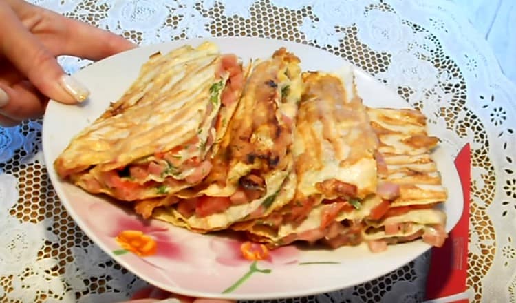 Here we have such an original pizza from pita bread in a pan.