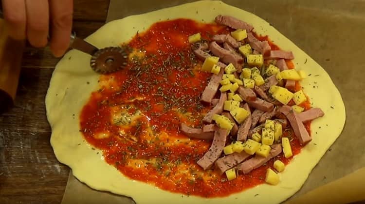 On the half-pastry free from the filling, make three cuts.