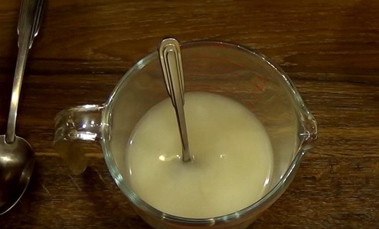 We also add salt and mix the liquid.