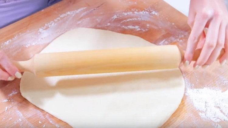 Roll out the dough on a powdery surface.