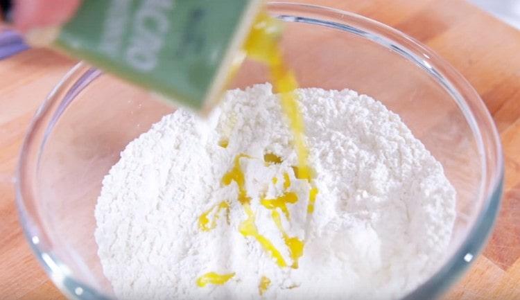 Introduce the olive oil and mix the flour with it.
