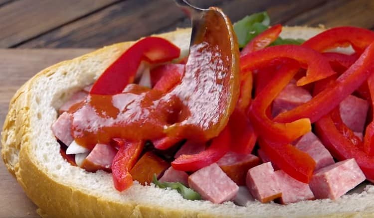 Pour the tomato sauce over the workpiece.