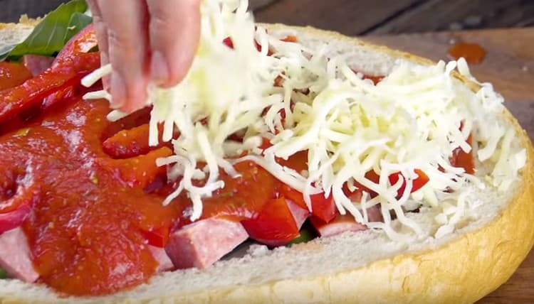 Sprinkle all the cheese grated.