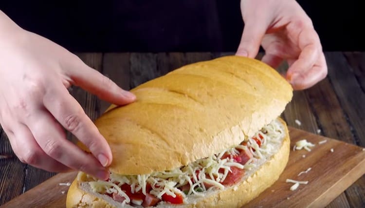 We cover the workpiece with the second part of the loaf.