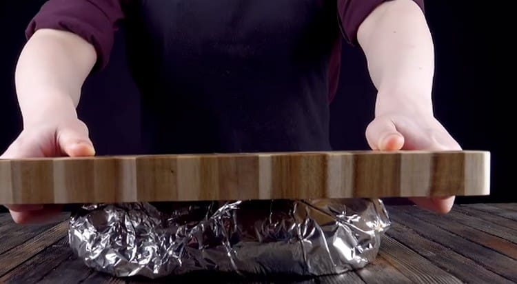 Wrap the loaf again in foil and crush again.