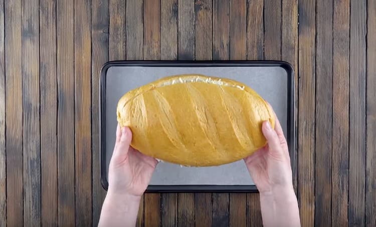 after half an hour, we remove the workpiece from the foil and transfer it to a baking sheet covered with parchment.