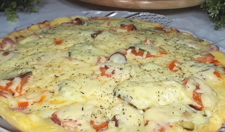 Such pizza on mayonnaise and sour cream in a pan is a worthy analogue of the classic recipe.