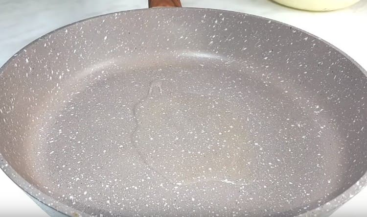 Heat the pan with vegetable oil.