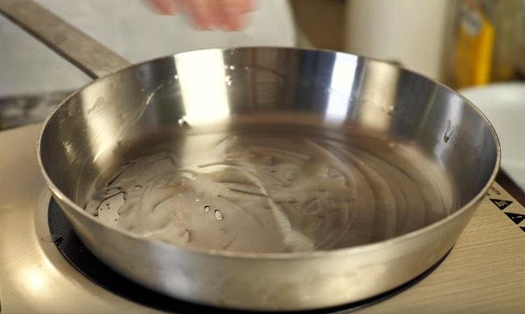 We heat the pan and grease it with vegetable oil.