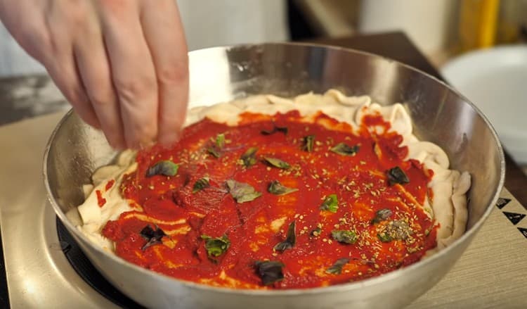 Sprinkle the workpiece with oregano and salt to taste.