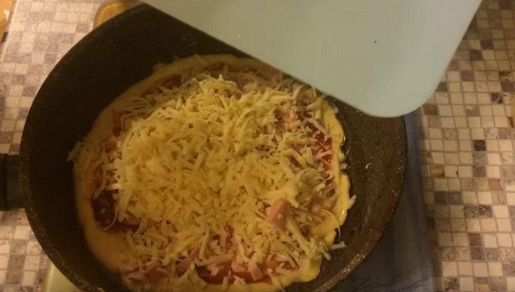 Next, sprinkle the workpiece with cheese.