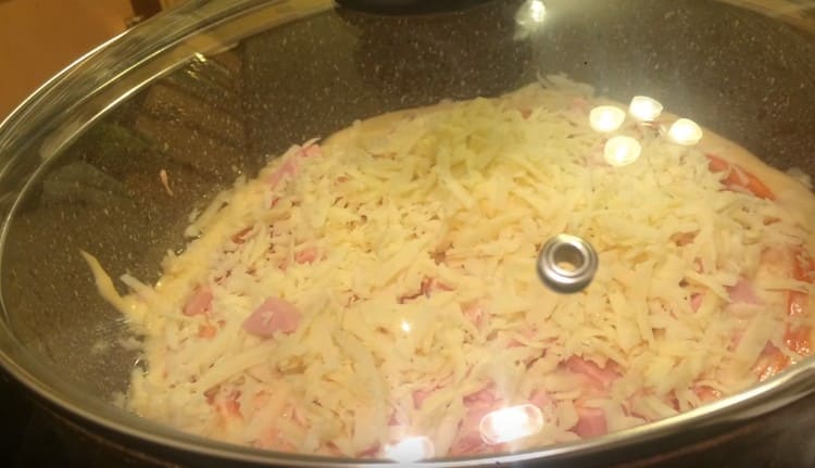 We put the pan on the fire and cover it with a lid.