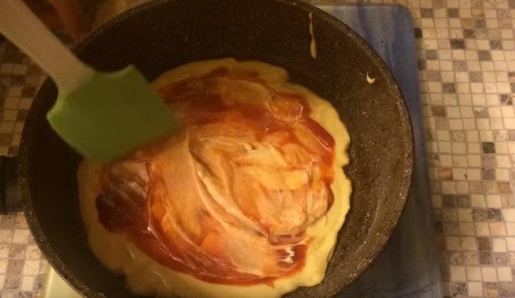 Lubricate the dough blank with ketchup and mayonnaise.