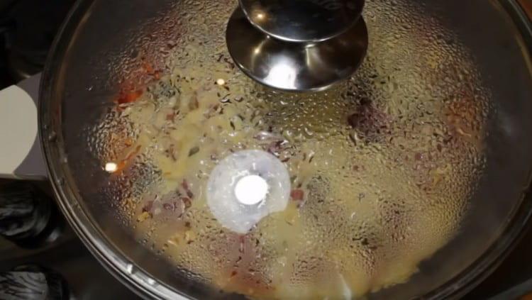 We cover the pizza with a lid and cook, and then leave it under the lid for a few more minutes, already turning off the burner.