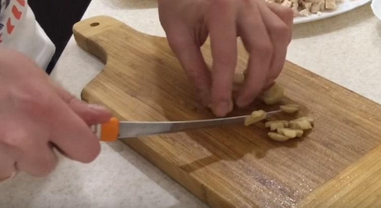 Chop the pickled mushrooms.