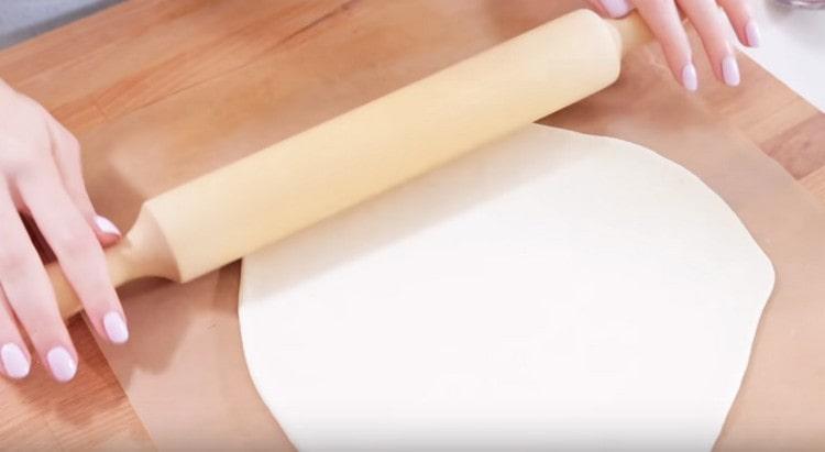 Roll out the dough thinly.