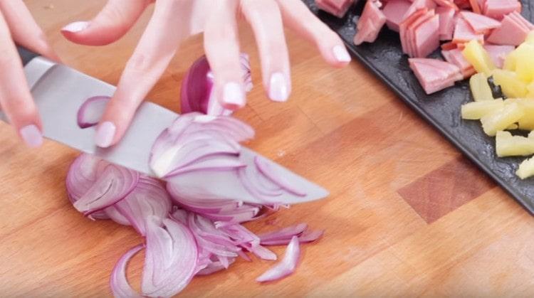 We cut red onion with feathers.