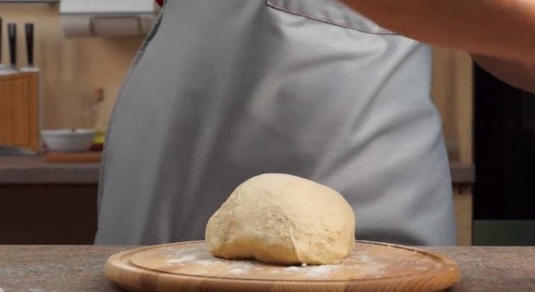 Knead the soft dough, leave it to rise in a warm place.