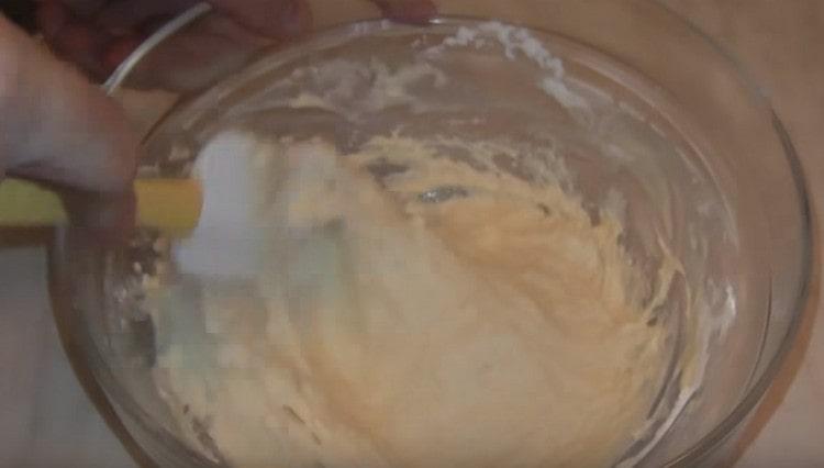 Knead the yeast dough.
