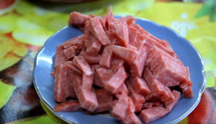 Cut the sausage into pieces.