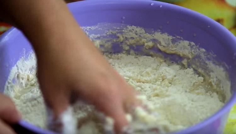 Add part of the flour and mix all the ingredients.