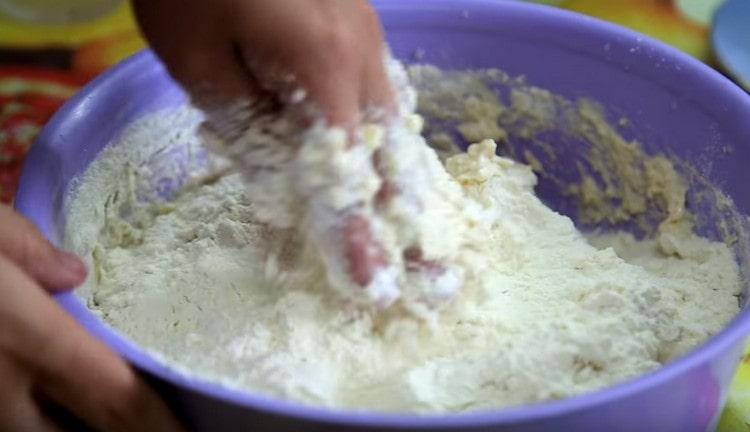 We introduce another flour and begin to knead the dough.
