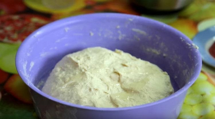 We put the finished dough into a bowl greased with vegetable oil and leave to rise.