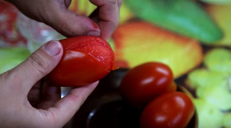 We take the tomatoes out of boiling water and peel them.