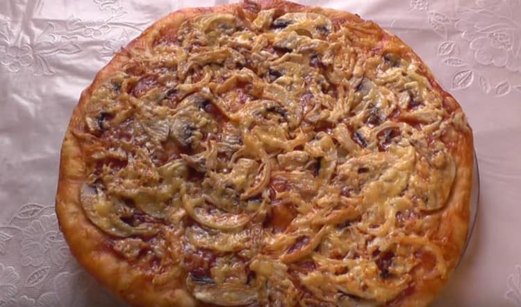 Such home-made pizza with chicken and mushrooms will definitely not yield to the purchased one.