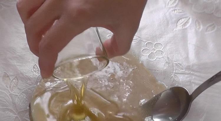 Add vegetable oil and salt to the yeast mass.