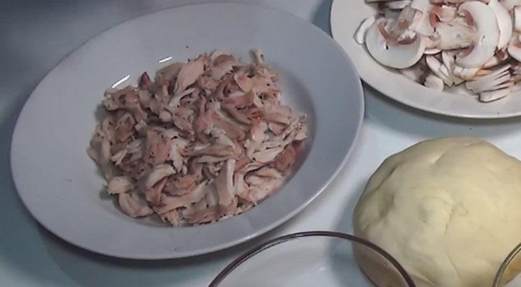 Chicken meat tear on fiber.