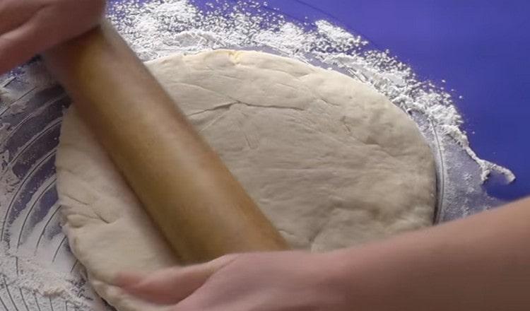 On a powdery surface we roll out the dough.