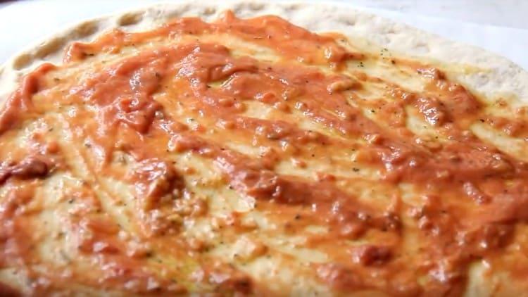 Next, make a layer of tomato sauce.