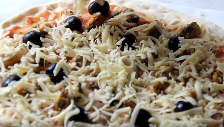 Sprinkle the preparation with grated cheese.