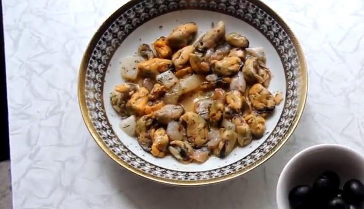 Mix sea cocktail with soy sauce.